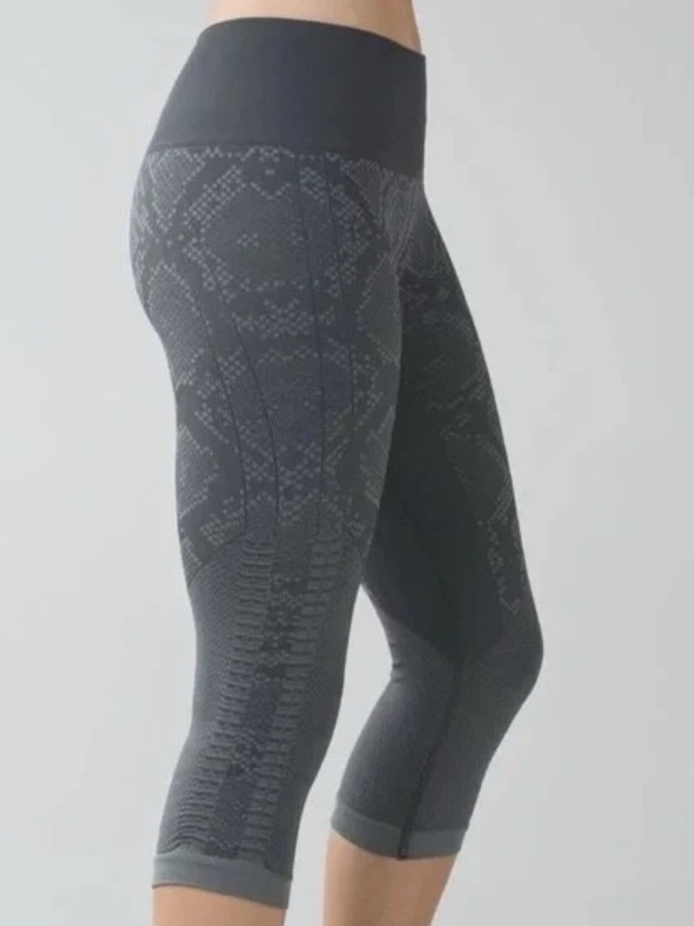 Lululemon In The Flow Grey Snakeskin Pattern Rouged Cropped Leggings